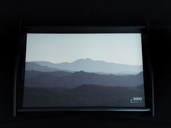 bandeja-negra-foto-beyond-the-blue-mountain